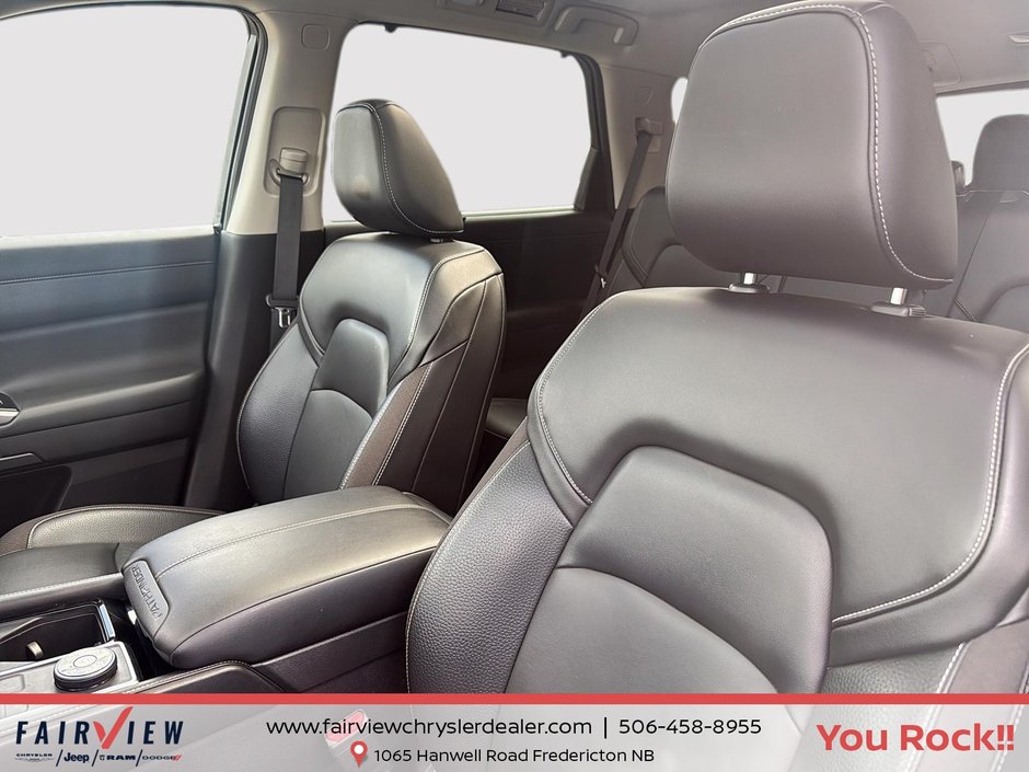 2022 Nissan Pathfinder SL night edition Absolutely like new condition, seven passenger leather sunroof, fully loaded