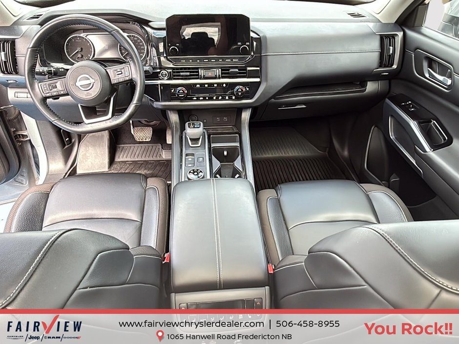 2022 Nissan Pathfinder SL night edition Absolutely like new condition, seven passenger leather sunroof, fully loaded