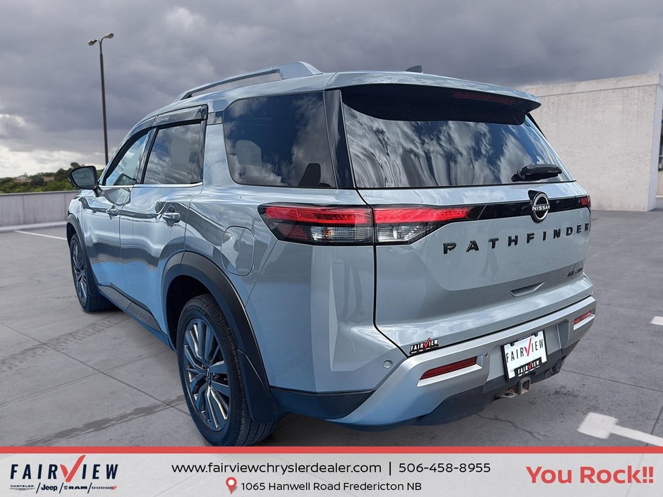 2022 Nissan Pathfinder SL night edition Absolutely like new condition, seven passenger leather sunroof, fully loaded