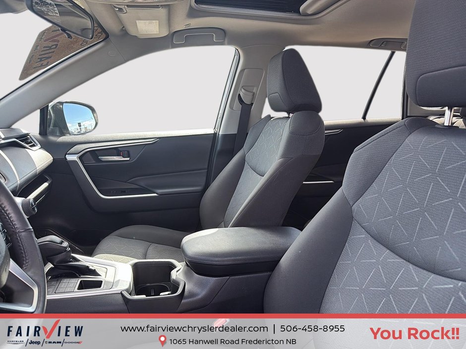 2023 Toyota RAV4 XLE EXL with sunroof and sound package new tires