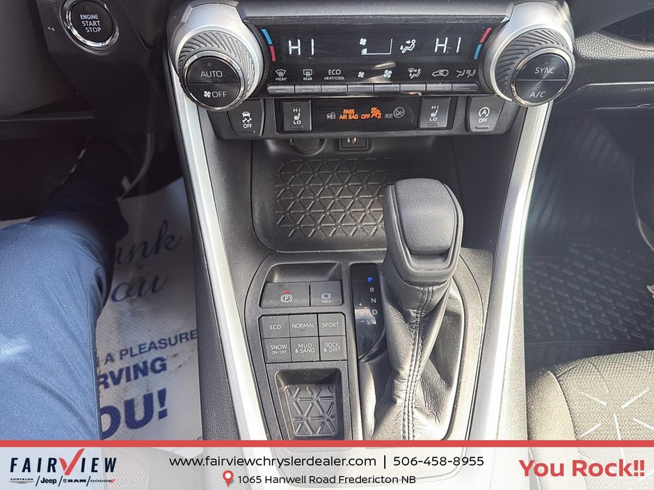 2023 Toyota RAV4 XLE EXL with sunroof and sound package new tires