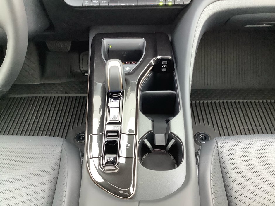 25 Toyota CROWN Platinum-19