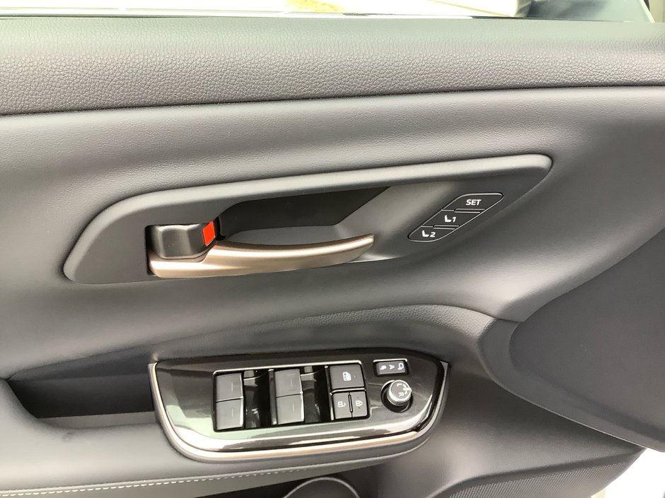 25 Toyota CROWN Platinum-9