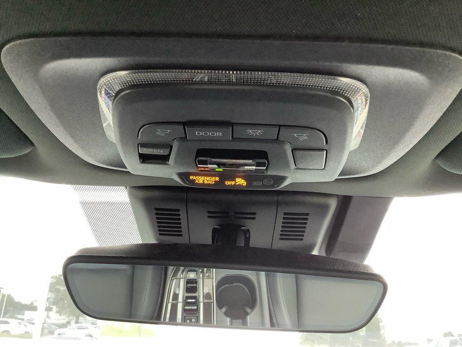 25 Toyota CROWN Platinum-21