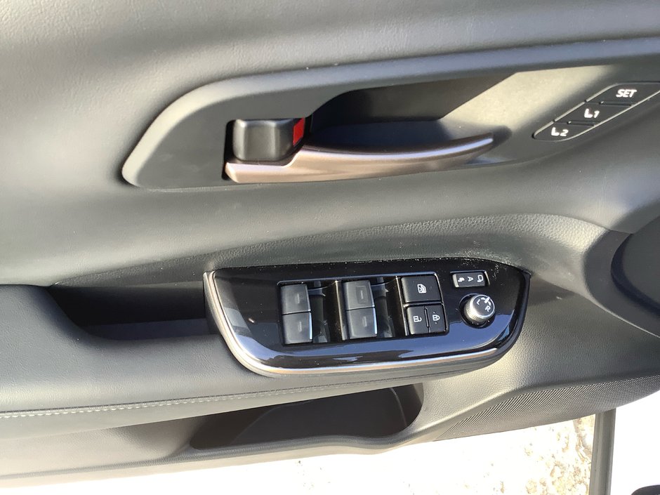 25 Toyota CROWN Platinum-12