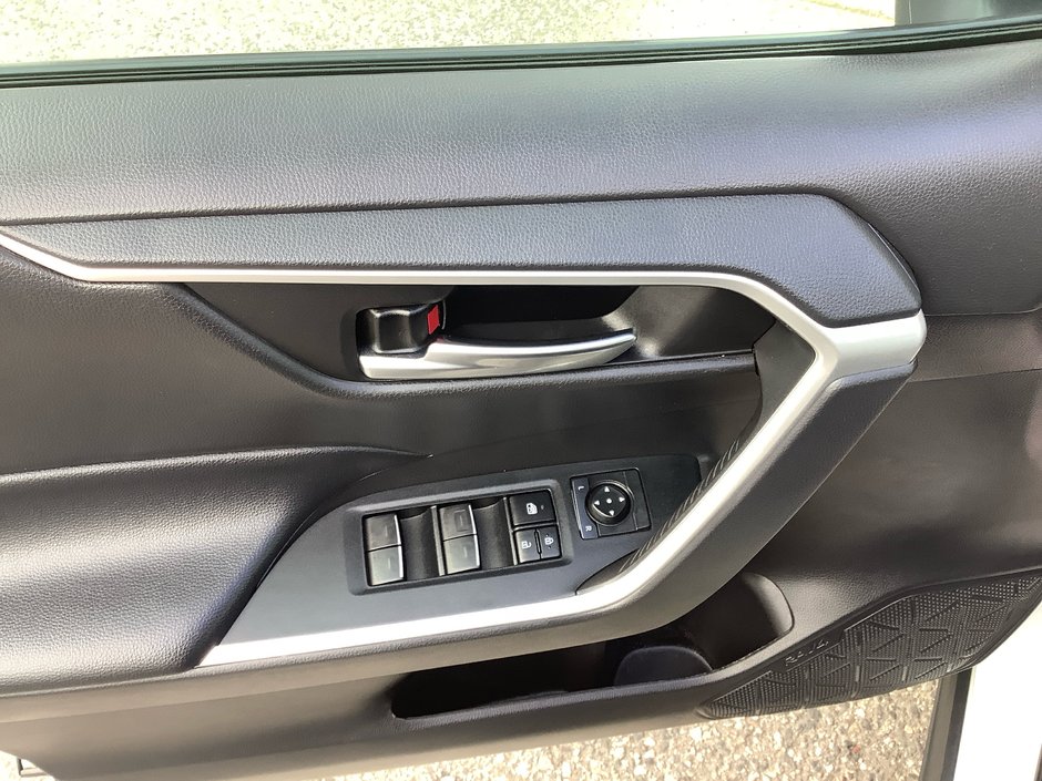 2022 Toyota RAV XLE-12