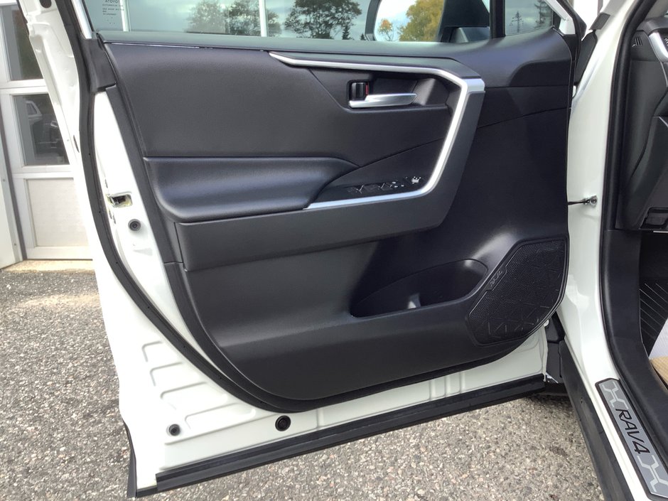 2022 Toyota RAV XLE-11