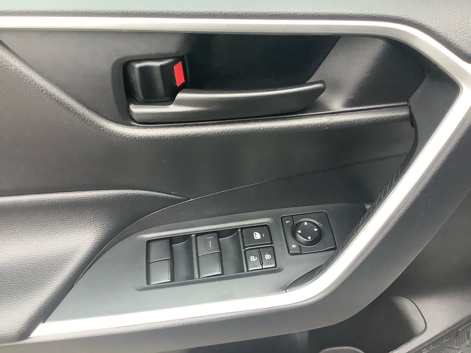 2021 Toyota RAV4 LE AWD-15