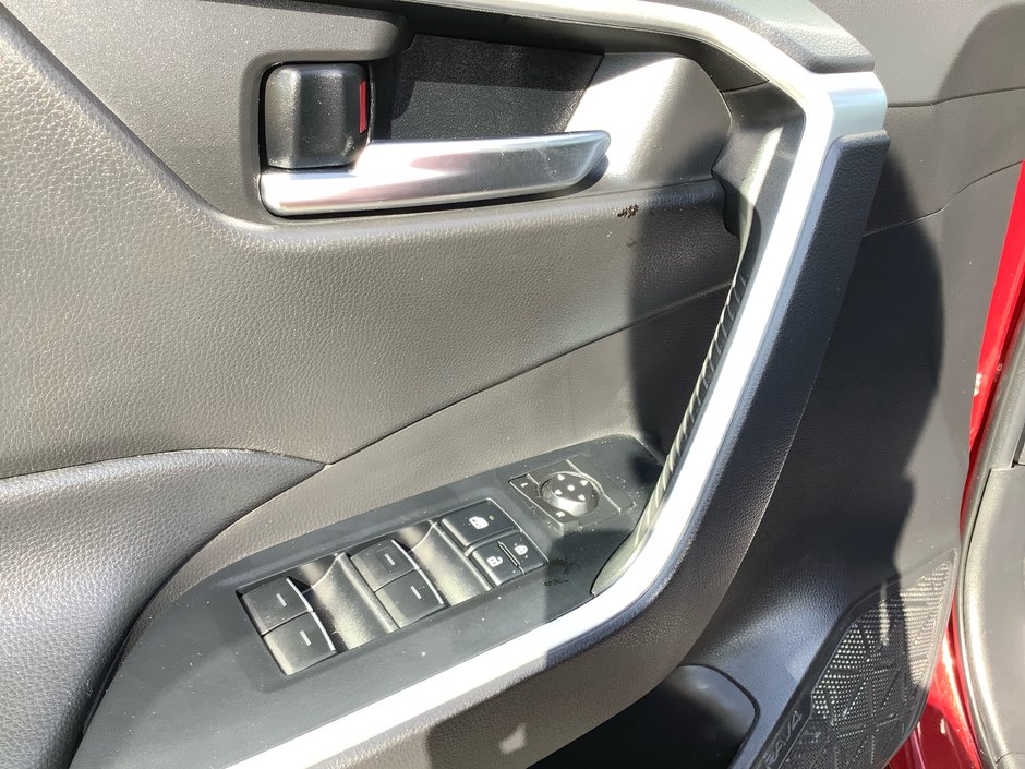 2022 Toyota RAV4 XLE-13