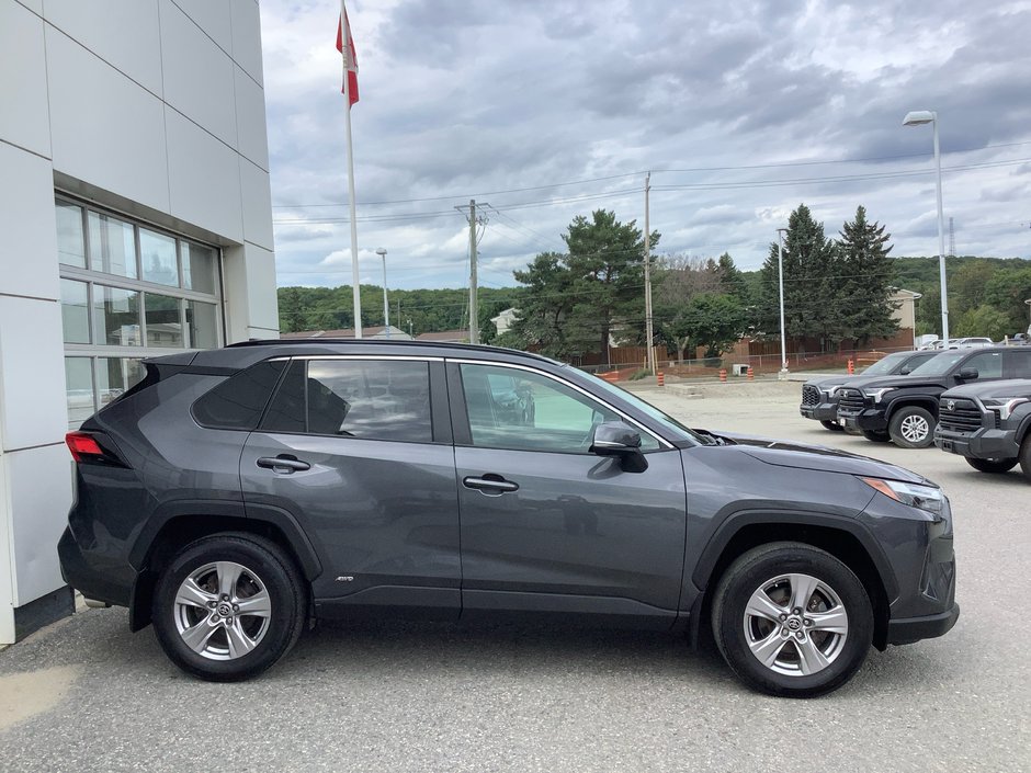 2022 Toyota RAV4 Hybrid XLE-11