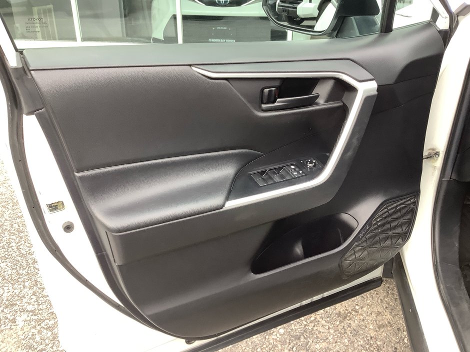 2022 Toyota RAV4 LE-11