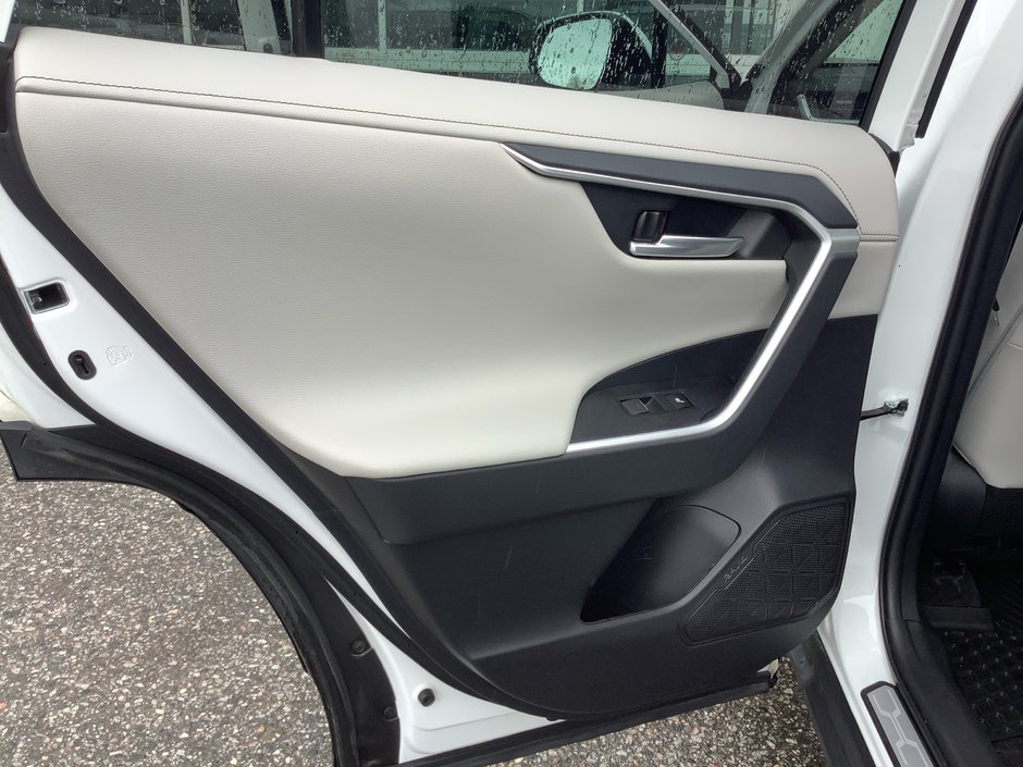 23 Toyota RAV4 Limited-13