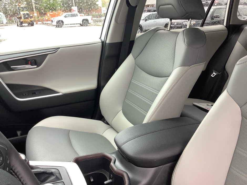 23 Toyota RAV4 Limited-12