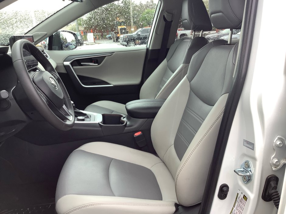 23 Toyota RAV4 Limited-11