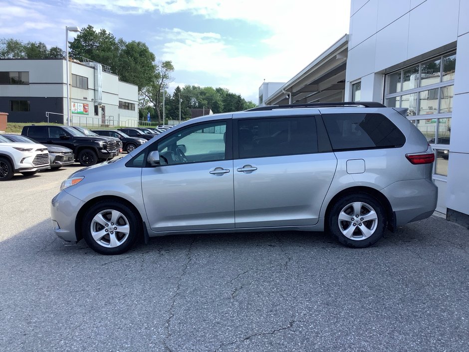 2017 Toyota SIENNA LE-9