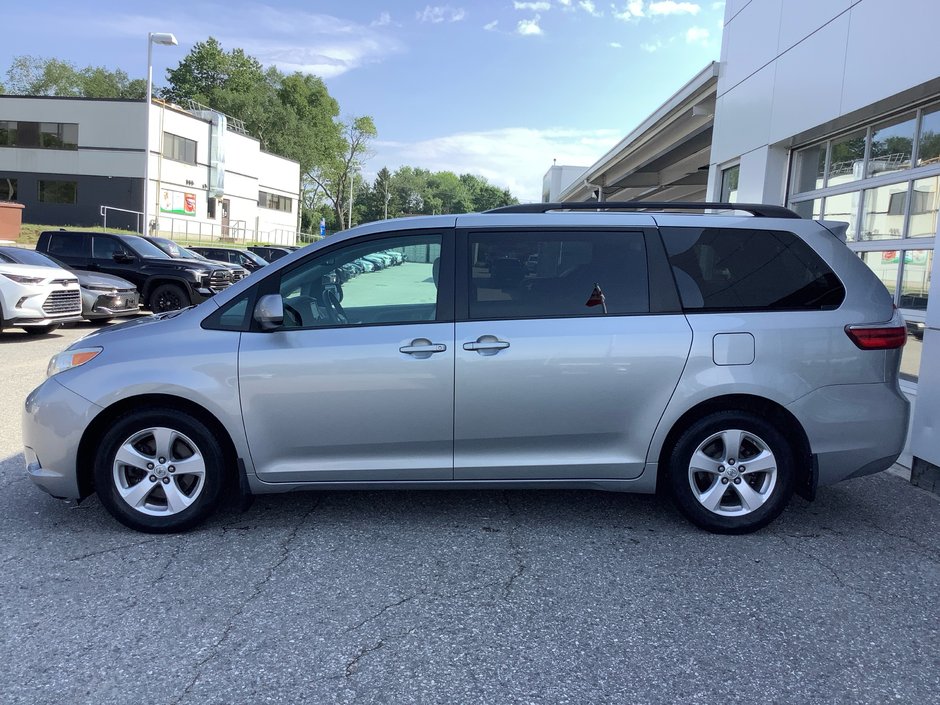 2017 Toyota SIENNA LE-4