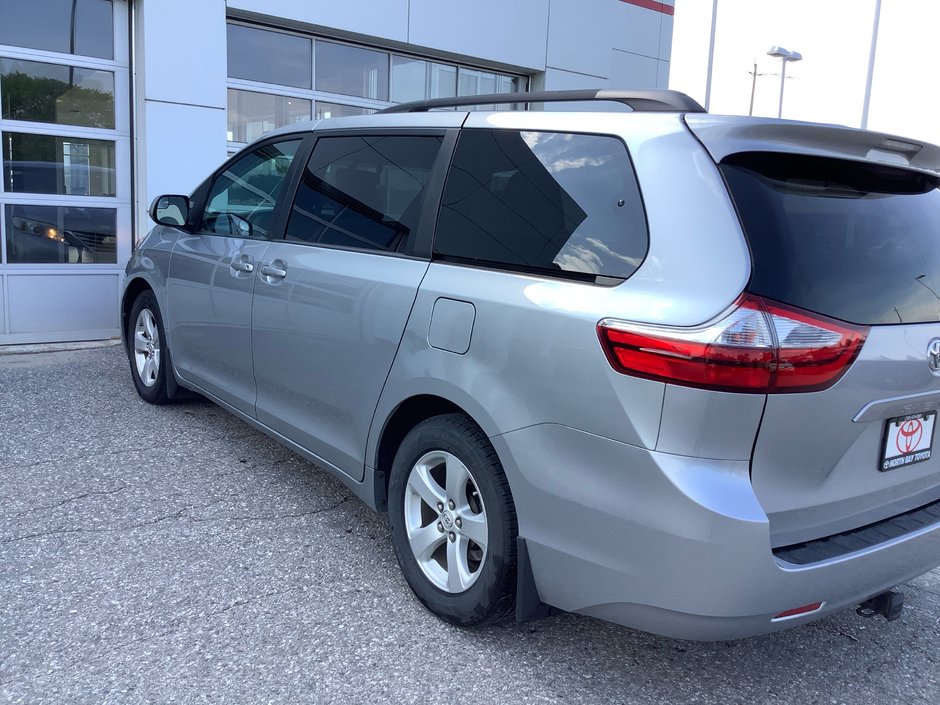 2017 Toyota SIENNA LE-12