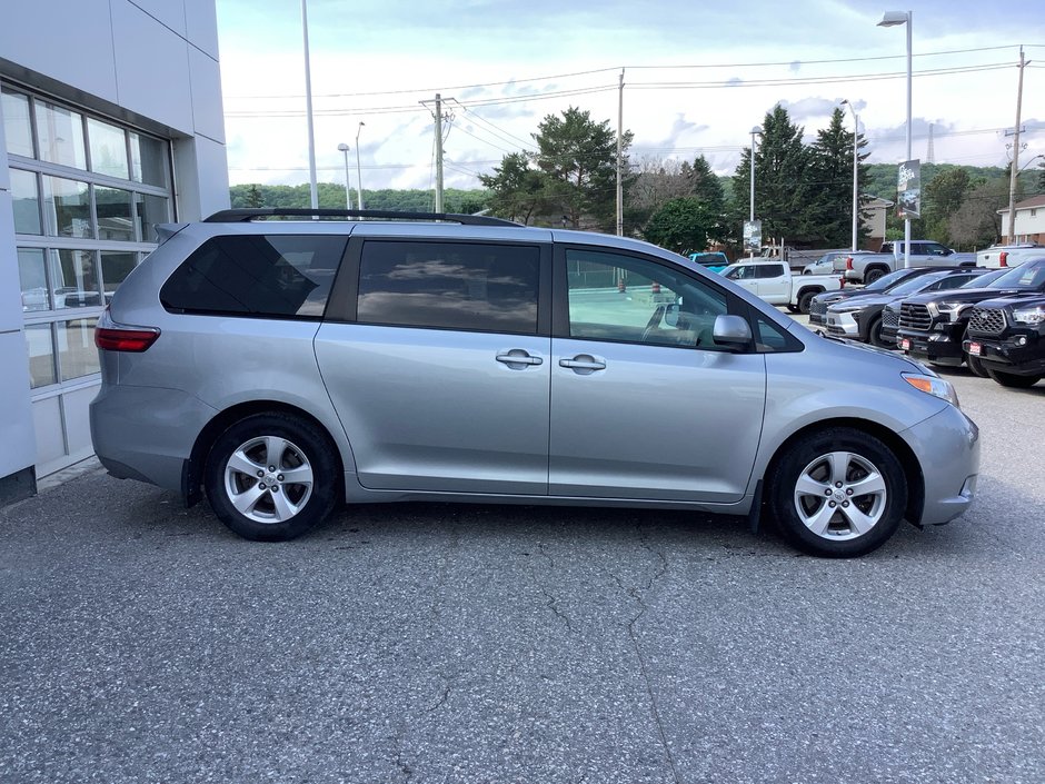 2017 Toyota SIENNA LE-8