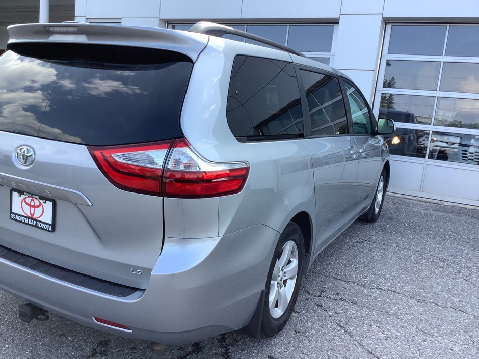 2017 Toyota SIENNA LE-11
