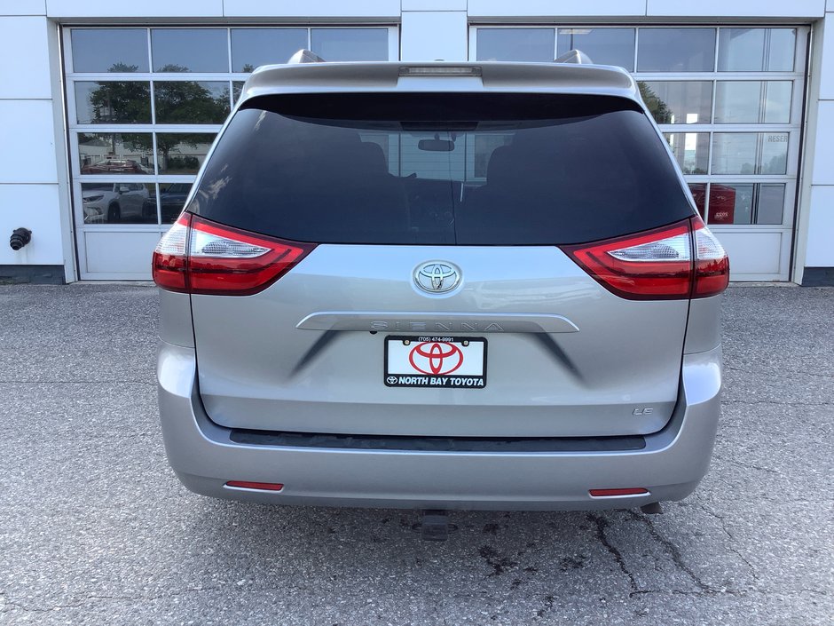 2017 Toyota SIENNA LE-10