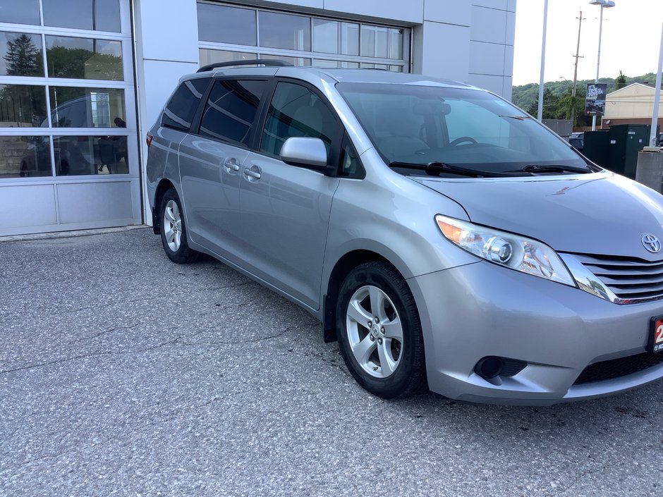 2017 Toyota SIENNA LE-7