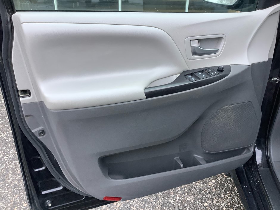 2020 Toyota SIENNA LE-9