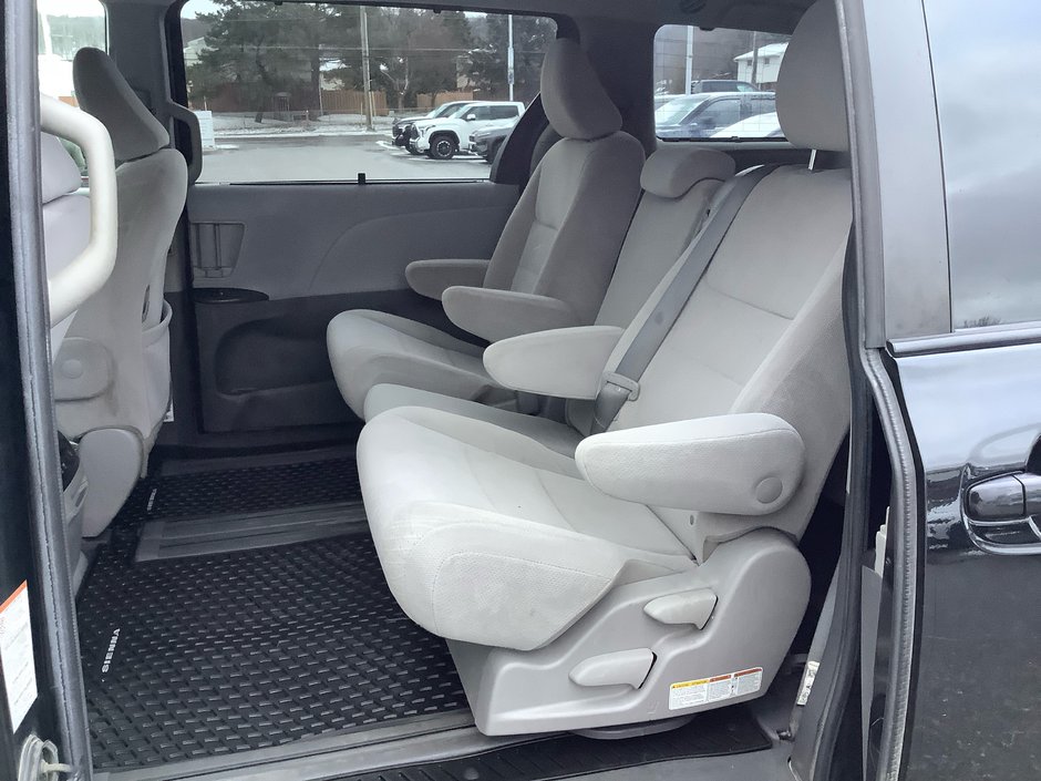 2020 Toyota SIENNA LE-13