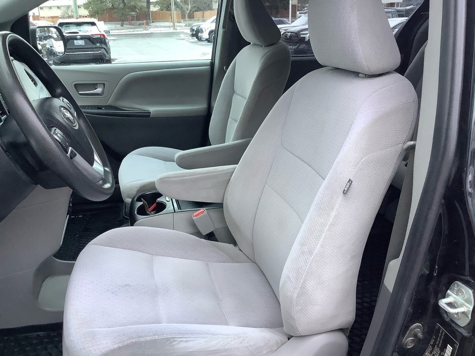 2020 Toyota SIENNA LE-11