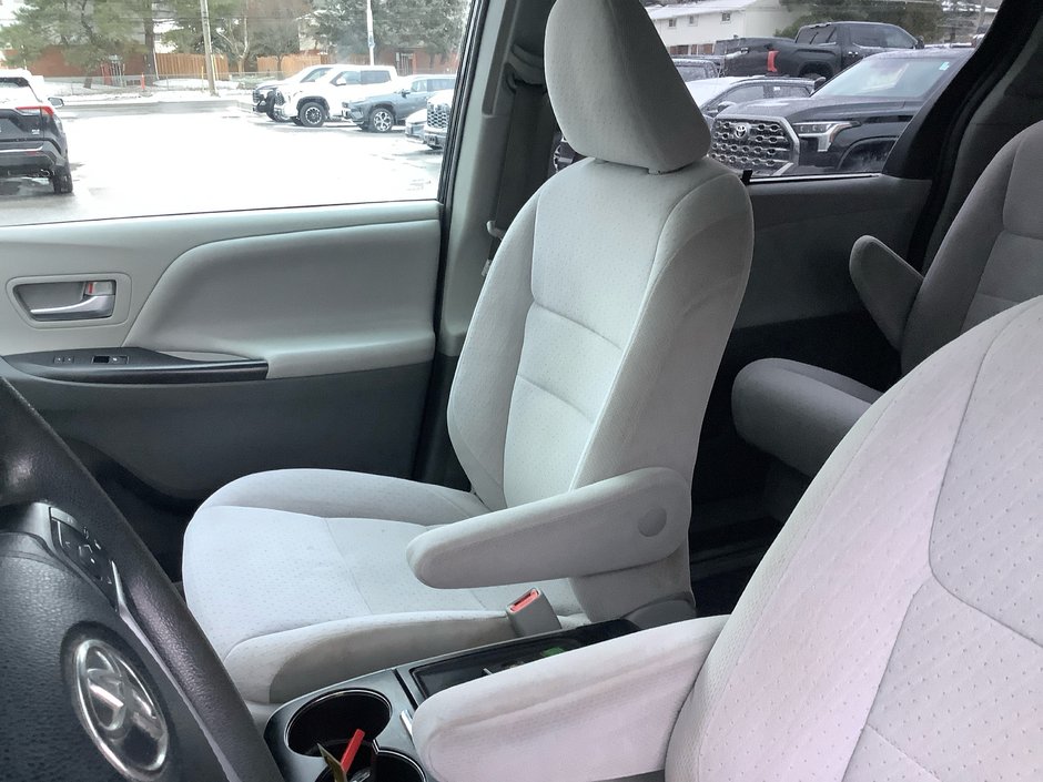 2020 Toyota SIENNA LE-12