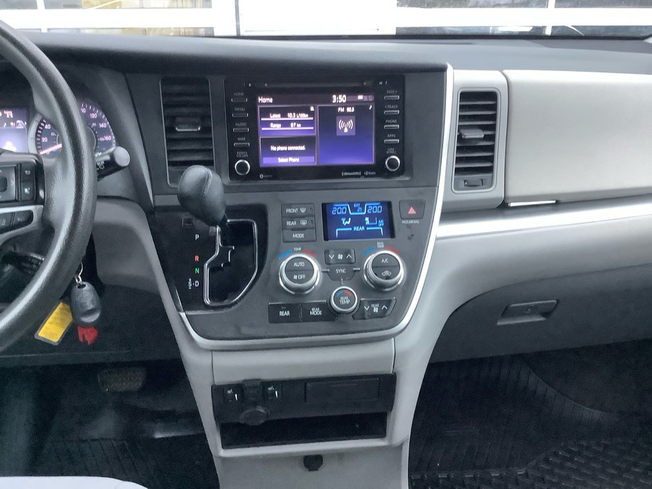 2020 Toyota SIENNA LE-18