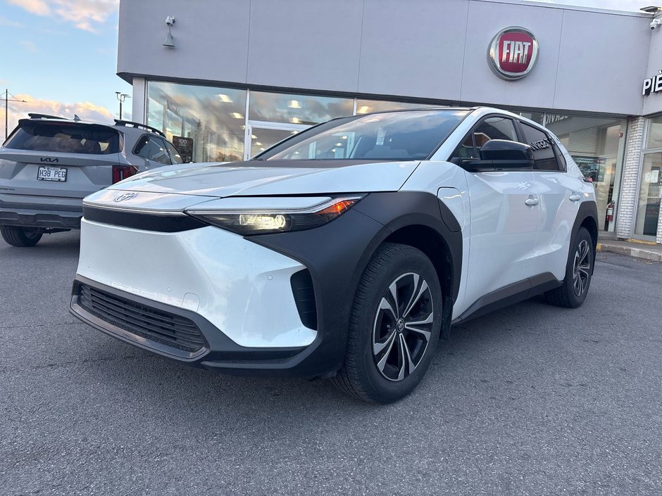 Toyota bZ4X XLE AWD 2023 à Pointe-Aux-Trembles, Québec - w940px