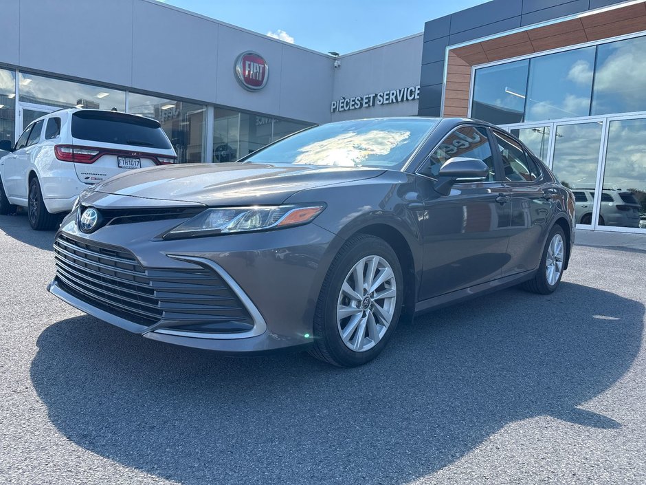 Toyota Camry Hybrid LE 2023 à Pointe-Aux-Trembles, Québec - w940px