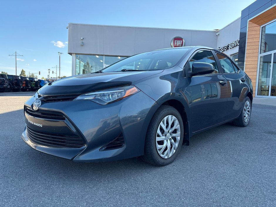 2018 Toyota Corolla LE in Pointe-Aux-Trembles, Quebec - w940px