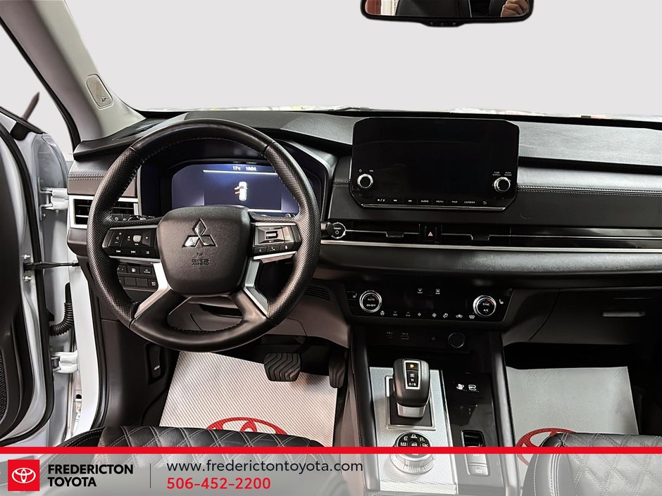 Mitsubishi Outlander  2024-8