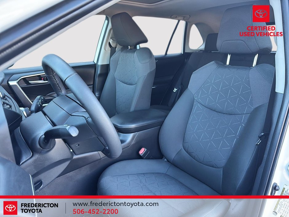 Toyota RAV4 XLE 2023-8