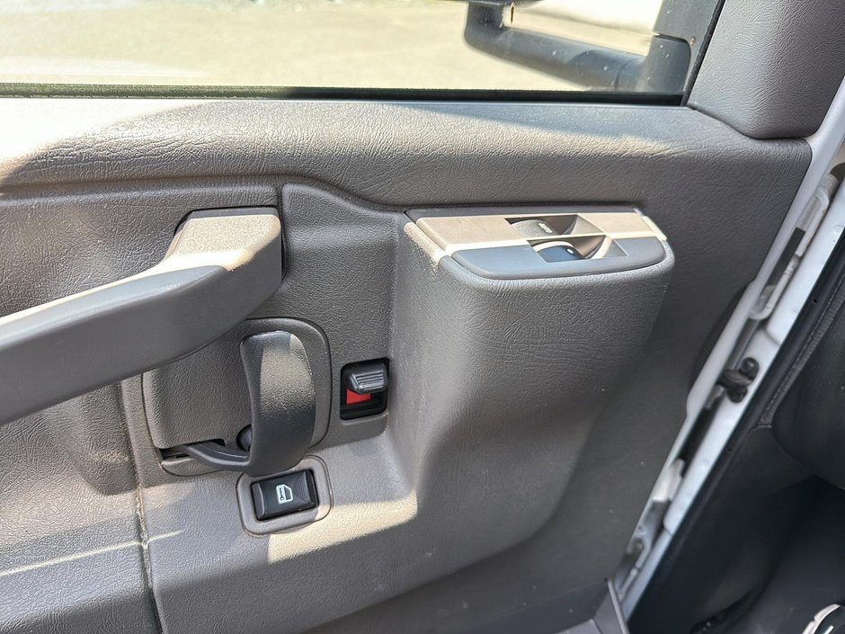 2023 Chevrolet Express Commercial Cutaway CUBE 14P-9