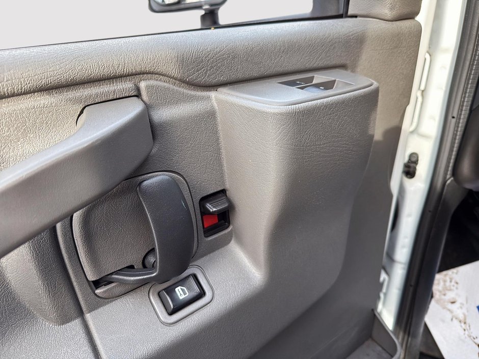 2023 Chevrolet Express Commercial Cutaway-10