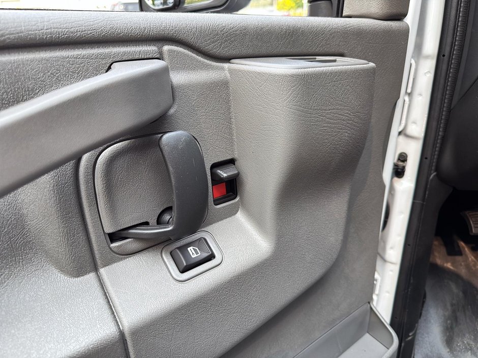 GMC Savana Commercial Cutaway WORK 2025-9