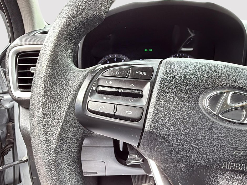 Hyundai Venue Essential 2021-13