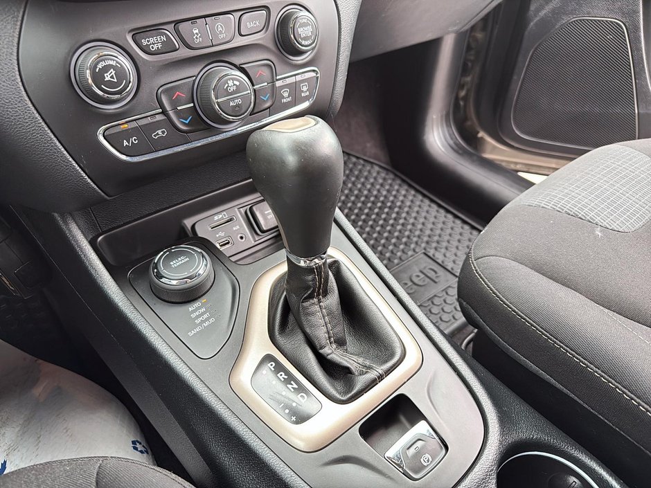 2016 Jeep Cherokee North-18