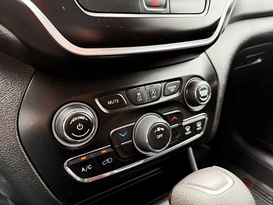 Jeep Cherokee Sport 2021-16