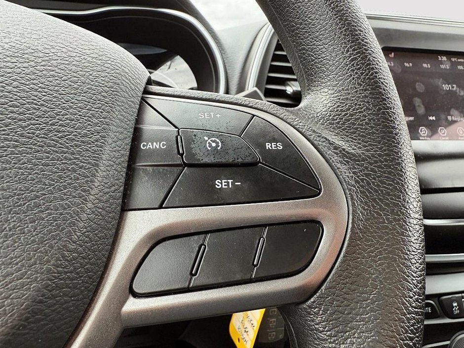 Jeep Cherokee Sport 2021-13