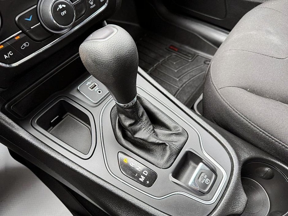Jeep Cherokee Sport 2021-17