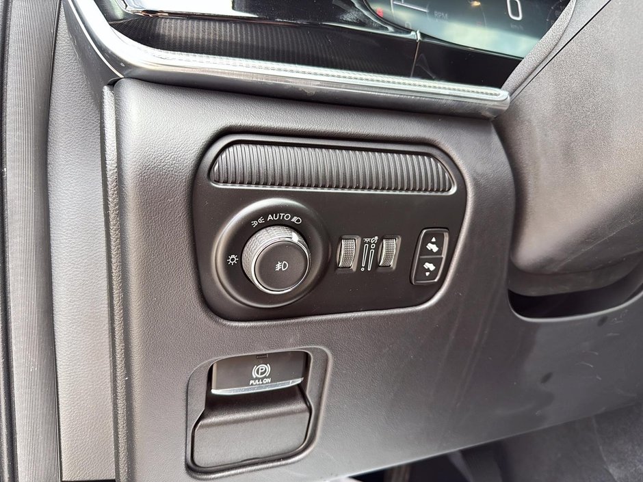Jeep Grand Wagoneer Series II Obsidian 2023-14