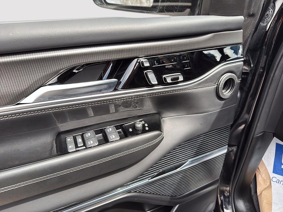 Jeep Grand Wagoneer Series II Obsidian 2023-13
