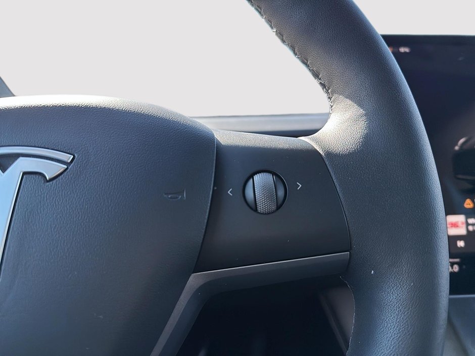 Tesla Model Y  2023-14