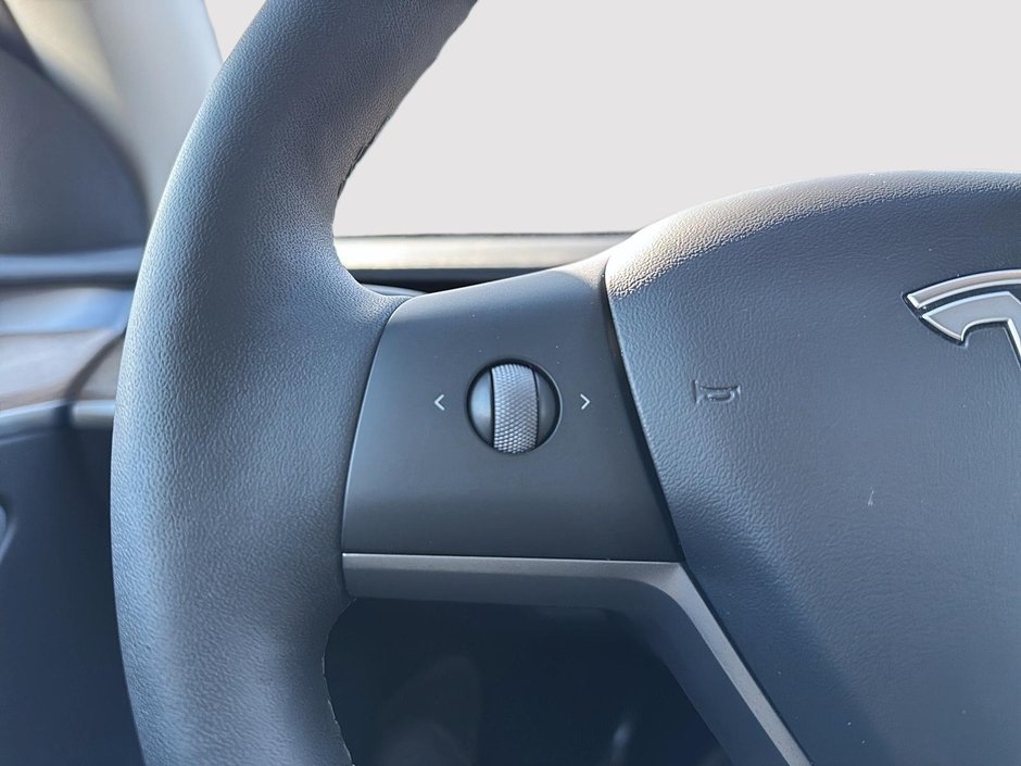 Tesla Model Y  2023-13