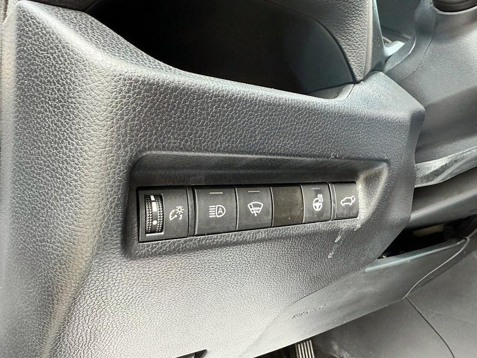Toyota RAV4 XLE 2023-10