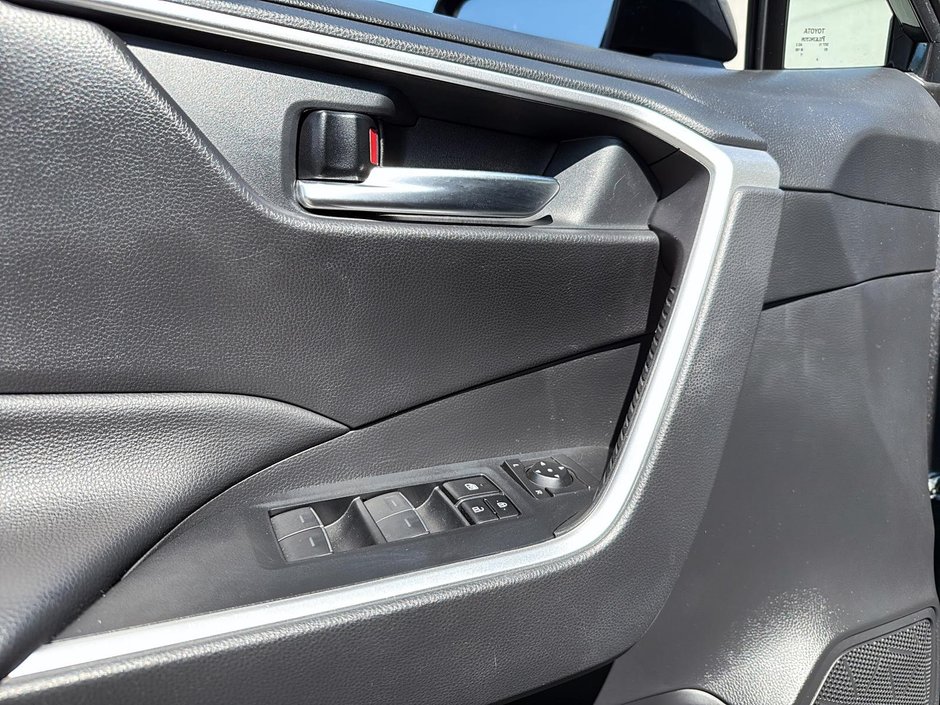 2023 Toyota RAV4 XLE AWD-10