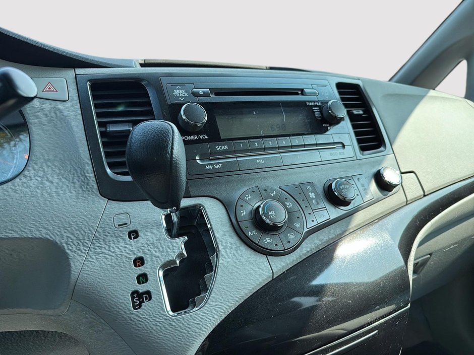 2013 Toyota Sienna-16
